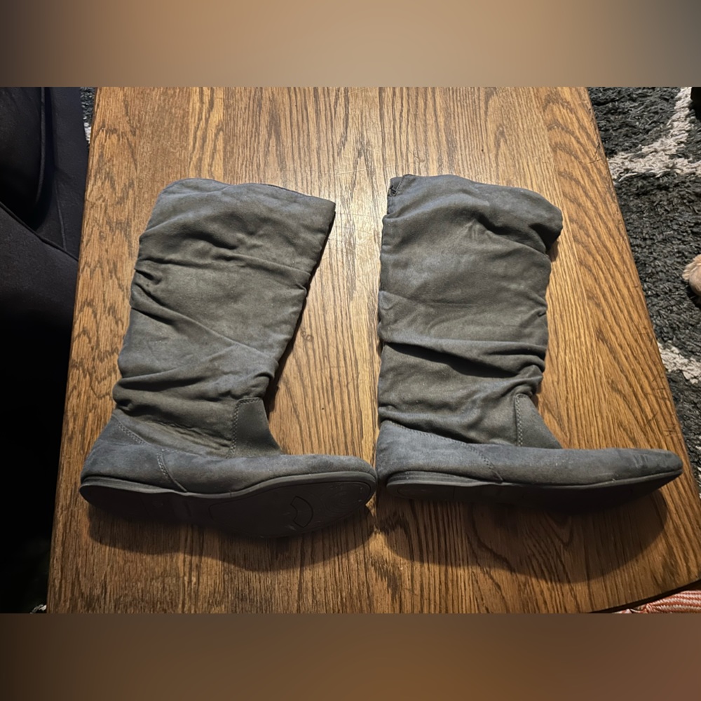 Women’s gray flat boots size 9